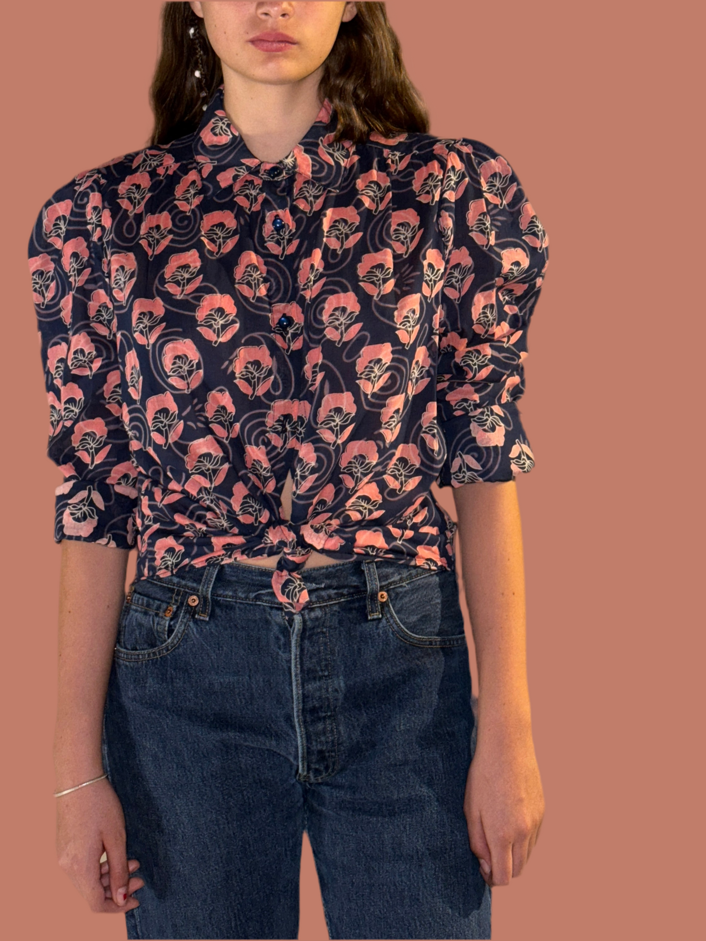 Blusa Marina modelo Camelias